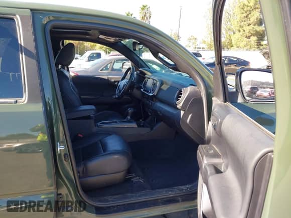 2021 Toyota Tacoma SR5 z VIN 3TMDZ5BN8MM114649, wystawiony jako IAAI lot #43493615 z przebiegiem 63 288 mil mil oraz . Historia ofert i sprzedaży dostępna na DreamBid. Obrazek 5.