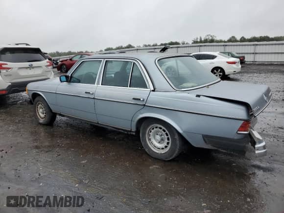 1984 Mercedes-Benz 300 D z VIN WDBAB33A2EA141026, wystawiony jako Copart lot #80811485 z przebiegiem 239 190 mil mil oraz Czysty tytuł • Clean title. Historia ofert i sprzedaży dostępna na DreamBid. Obrazek 2.