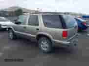 1998 Chevrolet Blazer z VIN 1GNDT13W2WK219934, wystawiony jako IAAI lot #43042757 z przebiegiem 176 988 mil mil oraz . Historia ofert i sprzedaży dostępna na DreamBid. Obrazek 3.