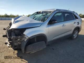 2014 Kia Sorento LX с VIN 5XYKT3A62EG514888, выставлен на аукционе Copart как лот 86972805 с пробегом 159 230 миль миль и Списание • Salvage title. История ставок и продаж доступна на DreamBid. Изображение 1.