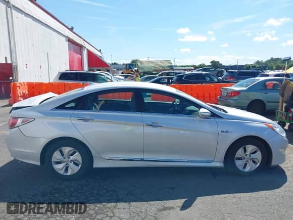 2015 Hyundai Sonata z VIN KMHEC4A41FA133211, wystawiony jako IAAI lot #42317135 z przebiegiem 86 115 mil mil oraz . Historia ofert i sprzedaży dostępna na DreamBid. Obrazek 13.