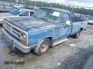 1987 Dodge Trucks z VIN 1B7HD14T3HS523739, wystawiony jako IAAI lot #42426820 z przebiegiem 33 691 mil mil oraz . Historia ofert i sprzedaży dostępna na DreamBid. Obrazek 2.