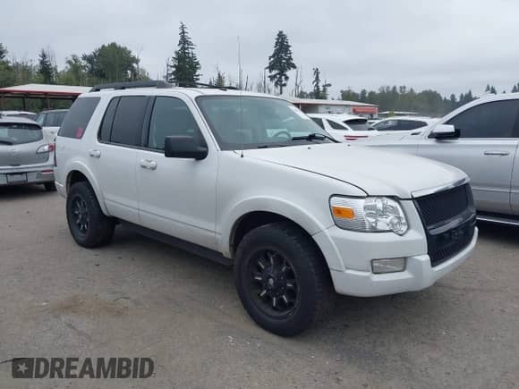 2010 Ford Explorer XLT z VIN 1FMEU7DE6AUA63182, wystawiony jako IAAI lot #43164231 z przebiegiem 183 629 mil mil oraz . Historia ofert i sprzedaży dostępna na DreamBid. Obrazek 1.