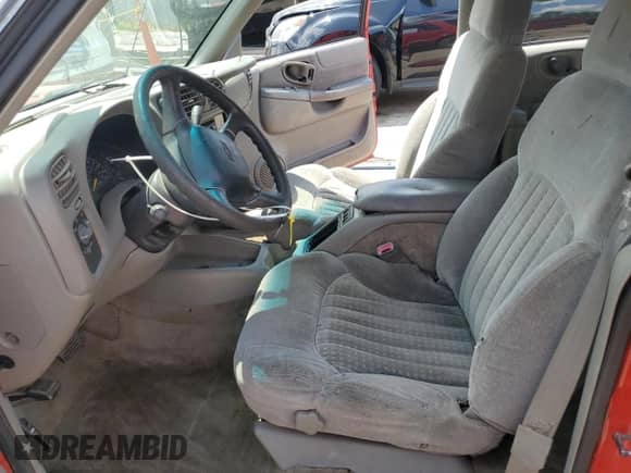 2000 Chevrolet Blazer LS z VIN 1GNDT13W7Y2341417, wystawiony jako Copart lot #65804295 z przebiegiem Nie podano mil oraz Szkoda całkowita • Salvage title. Historia ofert i sprzedaży dostępna na DreamBid. Obrazek 7.