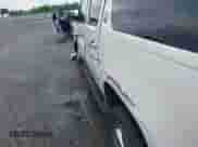 2010 Chevrolet Suburban LTZ z VIN 1GNUCKE07AR271316, wystawiony jako IAAI lot #42097289 z przebiegiem 109 626 mil mil oraz . Historia ofert i sprzedaży dostępna na DreamBid. Obrazek 19.