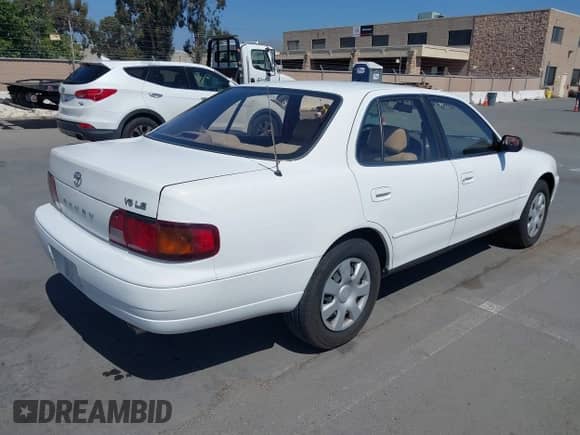 1995 Toyota Camry LE z VIN 4T1GK12E3SU112693, wystawiony jako IAAI lot #42207391 z przebiegiem 190 527 mil mil oraz . Historia ofert i sprzedaży dostępna na DreamBid. Obrazek 4.