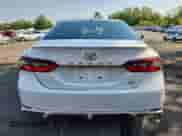 2023 Toyota Camry SE z VIN 4T1G11AK7PU806904, wystawiony jako Copart lot #70753605 z przebiegiem 30 396 mil mil oraz Szkoda całkowita • Salvage title. Historia ofert i sprzedaży dostępna na DreamBid. Obrazek 6.