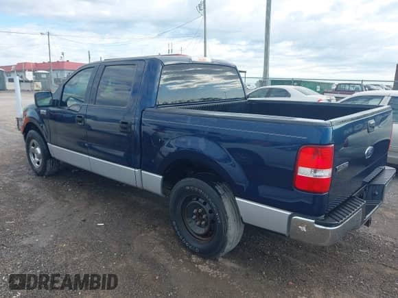 2005 Ford F-150 XLT z VIN 1FTPW12515FB74112, wystawiony jako IAAI lot #43513413 z przebiegiem 289 888 mil mil oraz . Historia ofert i sprzedaży dostępna na DreamBid. Obrazek 3.