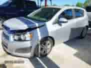 2012 Chevrolet Sonic LS z VIN 1G1JA6SH1C4229834, wystawiony jako IAAI lot #43034050 z przebiegiem 153 583 mil mil oraz . Historia ofert i sprzedaży dostępna na DreamBid. Obrazek 2.