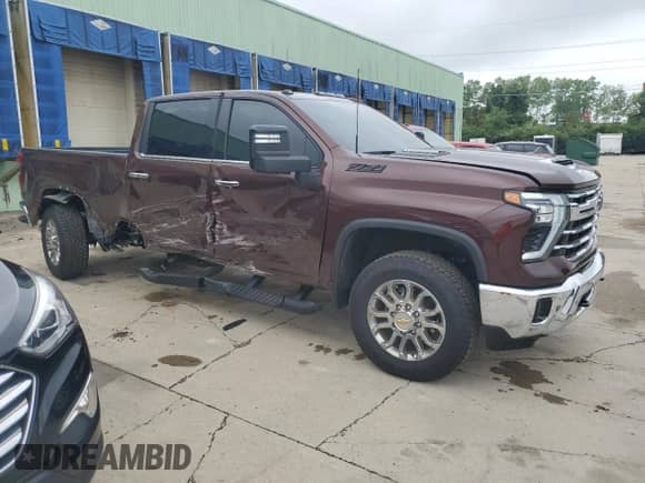 2024 Chevrolet Silverado 3500HD LTZ z VIN 1GC4YUEYXRF318878, wystawiony jako Copart lot #64883684 z przebiegiem 3 837 mil mil oraz Szkoda całkowita • Salvage title. Historia ofert i sprzedaży dostępna na DreamBid. Obrazek 4.