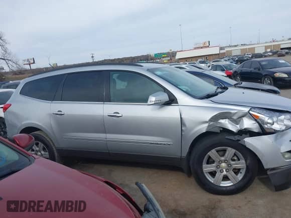 2009 Chevrolet Traverse 2LT z VIN 1GNER23D59S156176, wystawiony jako IAAI lot #41429075 z przebiegiem 166 861 mil mil oraz . Historia ofert i sprzedaży dostępna na DreamBid. Obrazek 13.