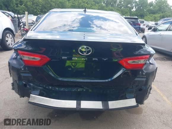 2020 Toyota Camry SE z VIN 4T1J11AK8LU935461, wystawiony jako IAAI lot #42354964 z przebiegiem 70 212 mil mil oraz . Historia ofert i sprzedaży dostępna na DreamBid. Obrazek 6.