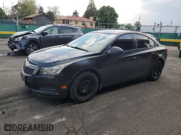 2013 Chevrolet Cruze LS с VIN 1G1PB5SH9D7271881, выставлен на аукционе Copart как лот 71675365 с пробегом 117 837 миль миль и Списание • Salvage title. История ставок и продаж доступна на DreamBid. Изображение 1.