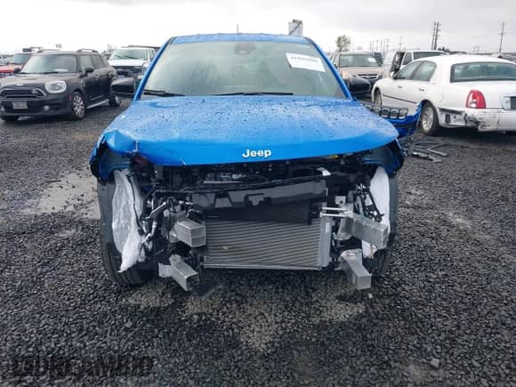 2025 Jeep Compass Sport z VIN 3C4NJDAN9ST542532, wystawiony jako IAAI lot #41899980 z przebiegiem 127 mil mil oraz . Historia ofert i sprzedaży dostępna na DreamBid. Obrazek 13.