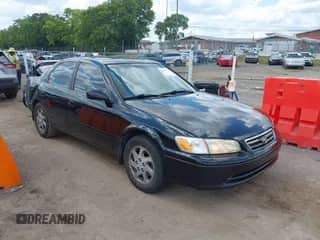 2000 Toyota Camry LE z VIN 4T1BF22K9YU942968, wystawiony jako IAAI lot #42963579 z przebiegiem 242 113 mil mil oraz . Historia ofert i sprzedaży dostępna na DreamBid. Obrazek 1.