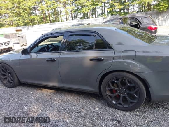 2019 Chrysler 300 S с VIN 2C3CCABG6KH639085, выставлен на аукционе IAAI как лот 42794818 с пробегом 109 802 миль миль и . История ставок и продаж доступна на DreamBid. Изображение 14.