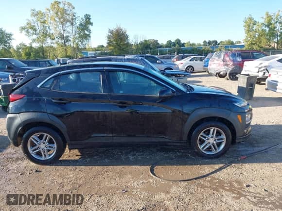 2018 Hyundai Kona SE z VIN KM8K12AA8JU088908, wystawiony jako IAAI lot #43112539 z przebiegiem 95 578 mil mil oraz . Historia ofert i sprzedaży dostępna na DreamBid. Obrazek 13.