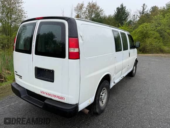 2011 Chevrolet Express Cargo z VIN 1GCWGFBA5B1177638, wystawiony jako Copart lot #57481135 z przebiegiem 108 759 mil mil oraz Czysty tytuł • Clean title. Historia ofert i sprzedaży dostępna na DreamBid. Obrazek 4.