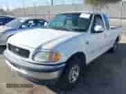 1998 Ford F-150 z VIN 2FTZX1764WCA42109, wystawiony jako IAAI lot #43409593 z przebiegiem 249 476 mil mil oraz . Historia ofert i sprzedaży dostępna na DreamBid. Obrazek 2.