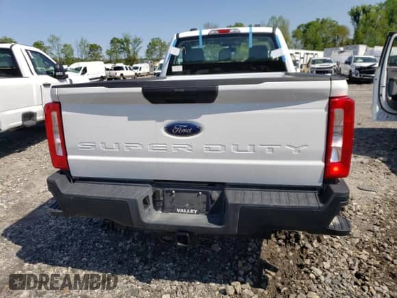 2023 Ford F-250 XL z VIN 1FTBF2BAXPED77456, wystawiony jako Copart lot #52188825 z przebiegiem Nie podano mil oraz Szkoda całkowita • Salvage title. Historia ofert i sprzedaży dostępna na DreamBid. Obrazek 6.