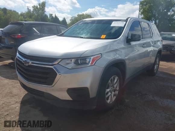 2019 Chevrolet Traverse LS z VIN 1GNERFKW7KJ186981, wystawiony jako IAAI lot #43303144 z przebiegiem 130 898 mil mil oraz . Historia ofert i sprzedaży dostępna na DreamBid. Obrazek 2.
