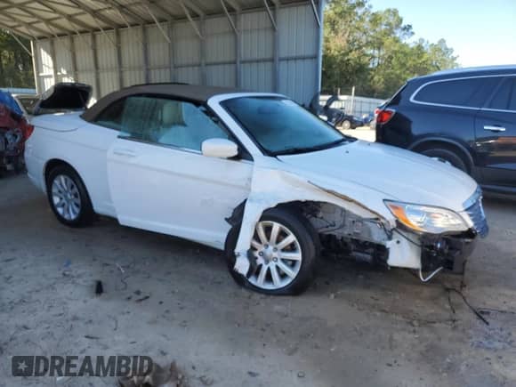 2014 Chrysler 200 Touring z VIN 1C3BCBEG2EN156542, wystawiony jako Copart lot #41880375 z przebiegiem 31 240 mil mil oraz Szkoda całkowita • Salvage title. Historia ofert i sprzedaży dostępna na DreamBid. Obrazek 4.