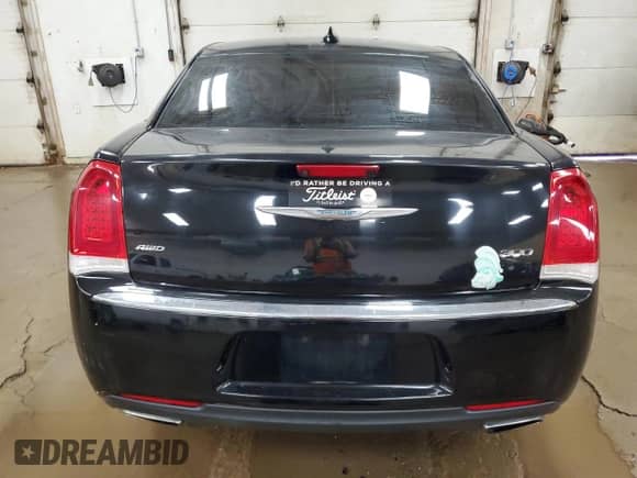 2018 Chrysler 300 Limited z VIN 2C3CCAKGXJH137775, wystawiony jako Copart lot #62379205 z przebiegiem Nie podano mil oraz Czysty tytuł • Clean title. Historia ofert i sprzedaży dostępna na DreamBid. Obrazek 6.