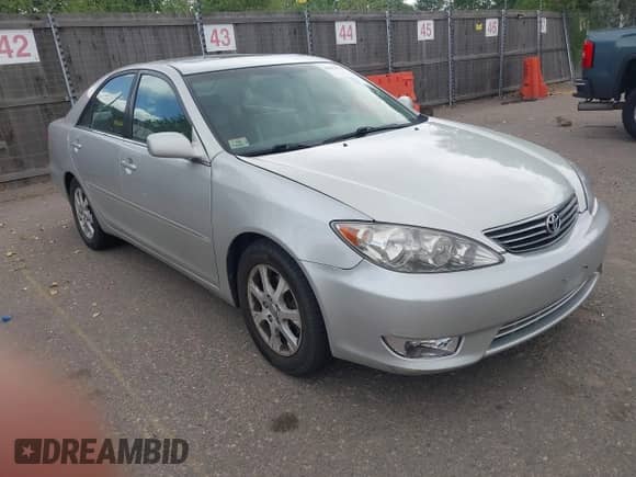 2005 Toyota Camry LE with VIN 4T1BF30K95U618598, listed as a IAAI auction lot 42912178 with 142,880 mi miles and . Bid and sale history available at DreamBid. Image 1.