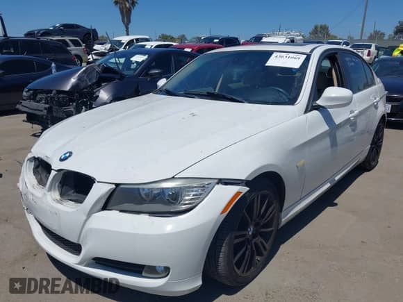 2010 BMW 3 Series 328i z VIN WBAPH5C58AA440231, wystawiony jako IAAI lot #43031069 z przebiegiem 96 967 mil mil oraz . Historia ofert i sprzedaży dostępna na DreamBid. Obrazek 2.