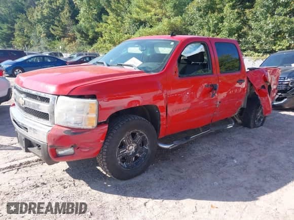 2011 Chevrolet Silverado 1500 LT z VIN 3GCPKSE33BG218147, wystawiony jako IAAI lot #43324112 z przebiegiem 83 575 mil mil oraz . Historia ofert i sprzedaży dostępna na DreamBid. Obrazek 17.