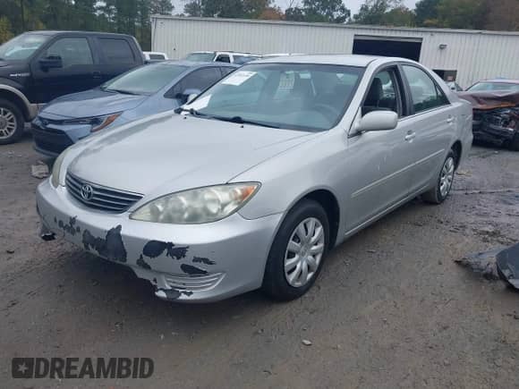 2005 Toyota Camry XLE z VIN 4T1BE32K05U043372, wystawiony jako IAAI lot #43552159 z przebiegiem 190 676 mil mil oraz . Historia ofert i sprzedaży dostępna na DreamBid. Obrazek 2.