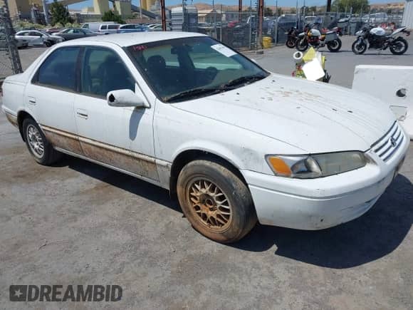1997 Toyota Camry LE z VIN 4T1BF22K2VU921133, wystawiony jako IAAI lot #42601464 z przebiegiem 221 941 mil mil oraz . Historia ofert i sprzedaży dostępna na DreamBid. Obrazek 1.