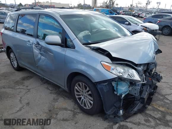 2017 Toyota Sienna XLE Auto Access Seat z VIN 5TDYZ3DC6HS809784, wystawiony jako IAAI lot #41546264 z przebiegiem 98 937 mil mil oraz . Historia ofert i sprzedaży dostępna na DreamBid. Obrazek 1.