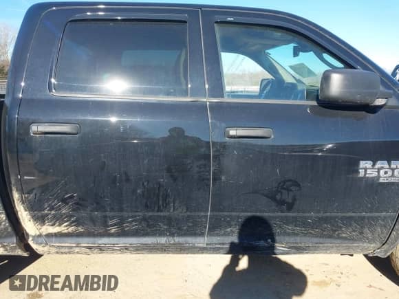 2020 Ram 1500 Tradesman z VIN 3C6RR7KG8LG162059, wystawiony jako IAAI lot #41600836 z przebiegiem 70 507 mil mil oraz . Historia ofert i sprzedaży dostępna na DreamBid. Obrazek 13.