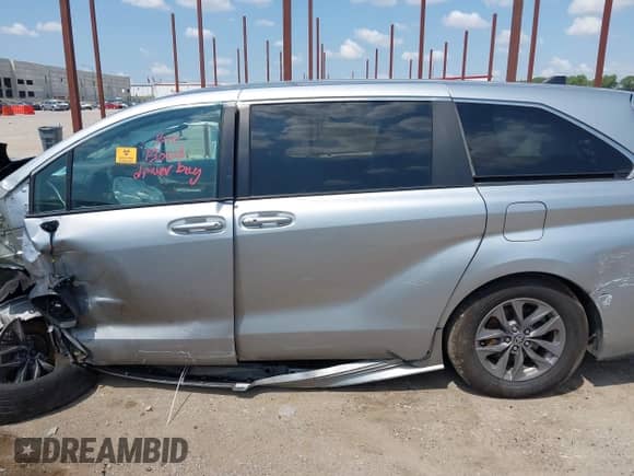 2023 Toyota Sienna LE с VIN 5TDKRKEC1PS155094, выставлен на аукционе IAAI как лот 42960618 с пробегом Не указан миль и . История ставок и продаж доступна на DreamBid. Изображение 13.