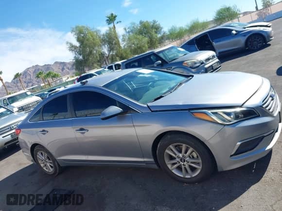 2016 Hyundai Sonata SE z VIN 5NPE24AF9GH328220, wystawiony jako IAAI lot #43177710 z przebiegiem 31 822 mil mil oraz . Historia ofert i sprzedaży dostępna na DreamBid. Obrazek 13.