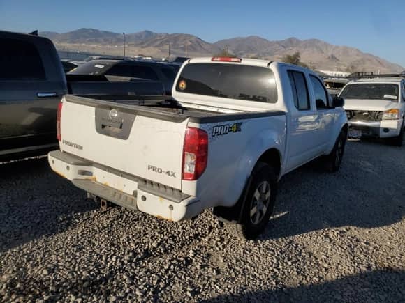 2013 Nissan Frontier Pro-4X z VIN 1N6AD0EV5DN723071, wystawiony jako Copart lot #73420484 z przebiegiem 115 727 mil mil oraz Szkoda całkowita • Salvage title. Historia ofert i sprzedaży dostępna na DreamBid. Obrazek 3.