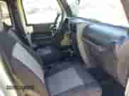 2007 Jeep Wrangler Unlimited Sahara z VIN 1J4GA591X7L101991, wystawiony jako IAAI lot #43233527 z przebiegiem 156 024 mil mil oraz . Historia ofert i sprzedaży dostępna na DreamBid. Obrazek 5.