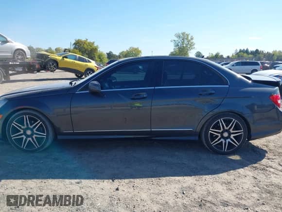 2014 Mercedes-Benz C 250 Sport z VIN WDDGF4HB2EG230394, wystawiony jako IAAI lot #43367403 z przebiegiem 97 860 mil mil oraz . Historia ofert i sprzedaży dostępna na DreamBid. Obrazek 14.