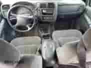 2002 Chevrolet Blazer LS z VIN 1GNCS13W42K237408, wystawiony jako Copart lot #71353484 z przebiegiem 169 739 mil mil oraz Szkoda całkowita • Salvage title. Historia ofert i sprzedaży dostępna na DreamBid. Obrazek 8.