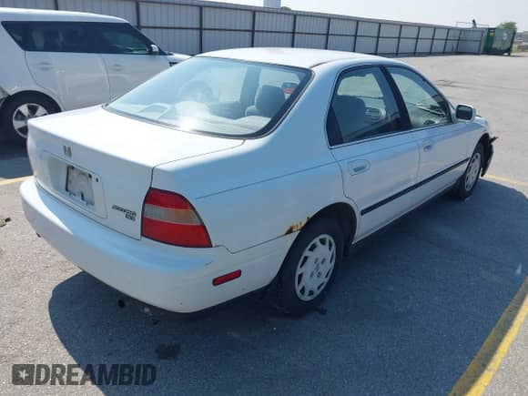 1994 Honda Accord LX с VIN 1HGCD5635RA189687, выставлен на аукционе IAAI как лот 42421010 с пробегом 155 010 миль миль и . История ставок и продаж доступна на DreamBid. Изображение 4.