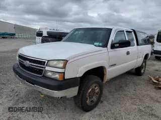 2006 Chevrolet Silverado 2500HD LT2 с VIN 1GCHK29U26E105620, выставлен на аукционе Copart как лот 52014315 с пробегом 213 118 миль миль и Списание • Salvage title. История ставок и продаж доступна на DreamBid. Изображение 1.
