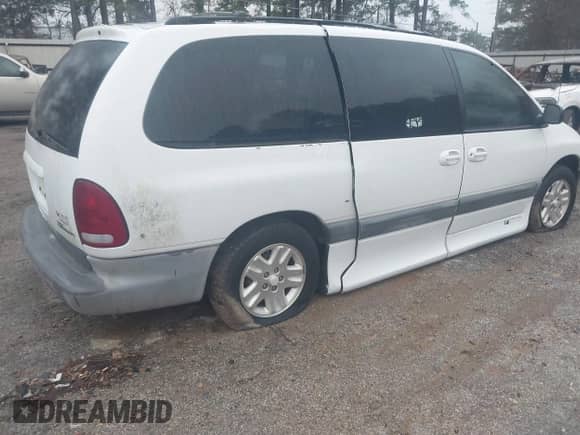 1997 Dodge Grand Caravan with VIN 1B4GP54R5VB335635, listed as a IAAI auction lot 41433559 with Not provided miles and . Bid and sale history available at DreamBid. Image 4.