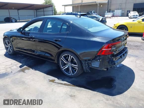2019 Volvo S60 R-Design z VIN 7JRBR0FM9KG015181, wystawiony jako IAAI lot #42525490 z przebiegiem 43 909 mil mil oraz . Historia ofert i sprzedaży dostępna na DreamBid. Obrazek 3.