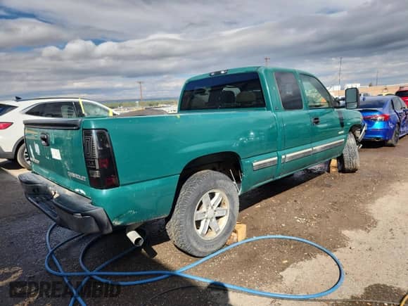 2001 Chevrolet Silverado 1500 LS with VIN 1GCEC19V11Z157969, listed as a Copart auction lot 85380805 with Not provided miles and Salvage title. Bid and sale history available at DreamBid. Image 3.