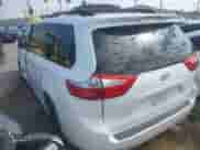 2015 Toyota Sienna LE z VIN 5TDKK3DC8FS596022, wystawiony jako IAAI lot #43447955 z przebiegiem 81 034 mil mil oraz . Historia ofert i sprzedaży dostępna na DreamBid. Obrazek 3.