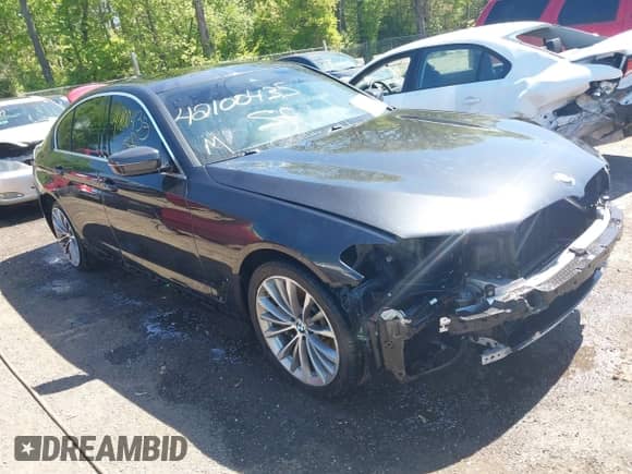 2021 BMW 5 Series 530i xDrive z VIN WBA13BJ0XMWX00677, wystawiony jako IAAI lot #42100435 z przebiegiem 66 140 mil mil oraz . Historia ofert i sprzedaży dostępna na DreamBid. Obrazek 1.