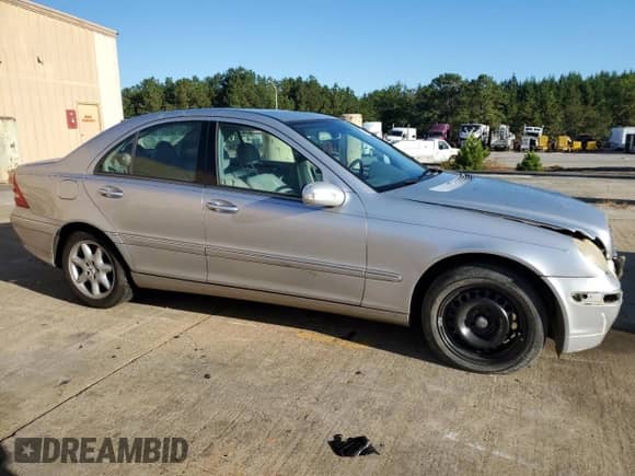 2003 Mercedes-Benz C 320 z VIN WDBRF64J93F439273, wystawiony jako Copart lot #85079615 z przebiegiem 305 956 mil mil oraz Szkoda całkowita • Salvage title. Historia ofert i sprzedaży dostępna na DreamBid. Obrazek 4.