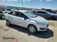 2014 Ford Fiesta SE z VIN 3FADP4BJ9EM121114, wystawiony jako Copart lot #67638925 z przebiegiem 275 956 mil mil oraz Szkoda całkowita • Salvage title. Historia ofert i sprzedaży dostępna na DreamBid. Obrazek 4.