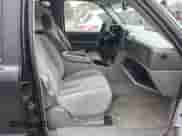 2003 Chevrolet Tahoe LT z VIN 1GNEK13Z43J145919, wystawiony jako IAAI lot #42386094 z przebiegiem 240 118 mil mil oraz . Historia ofert i sprzedaży dostępna na DreamBid. Obrazek 5.